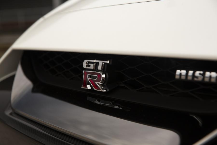 Логотип Nissan GT-R Nismo (R35) 2016 года  (WW) (фото 3 из 41)